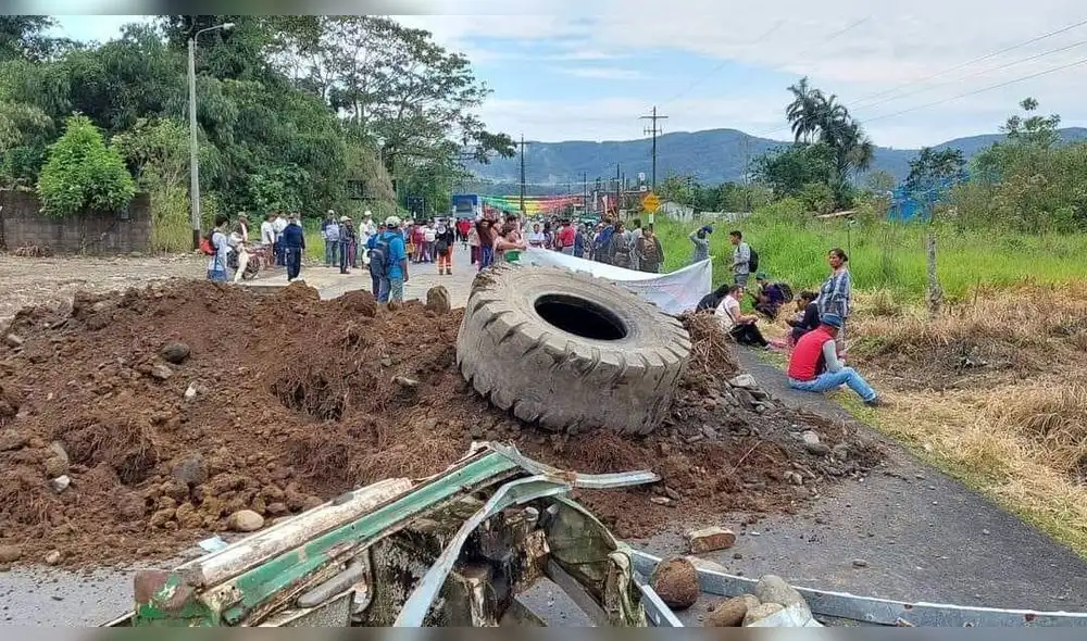 Piquetes de huelguistas bloquearon con montículos de tierra varios tramos de la carretera Interoceánica. Foto: difusión
