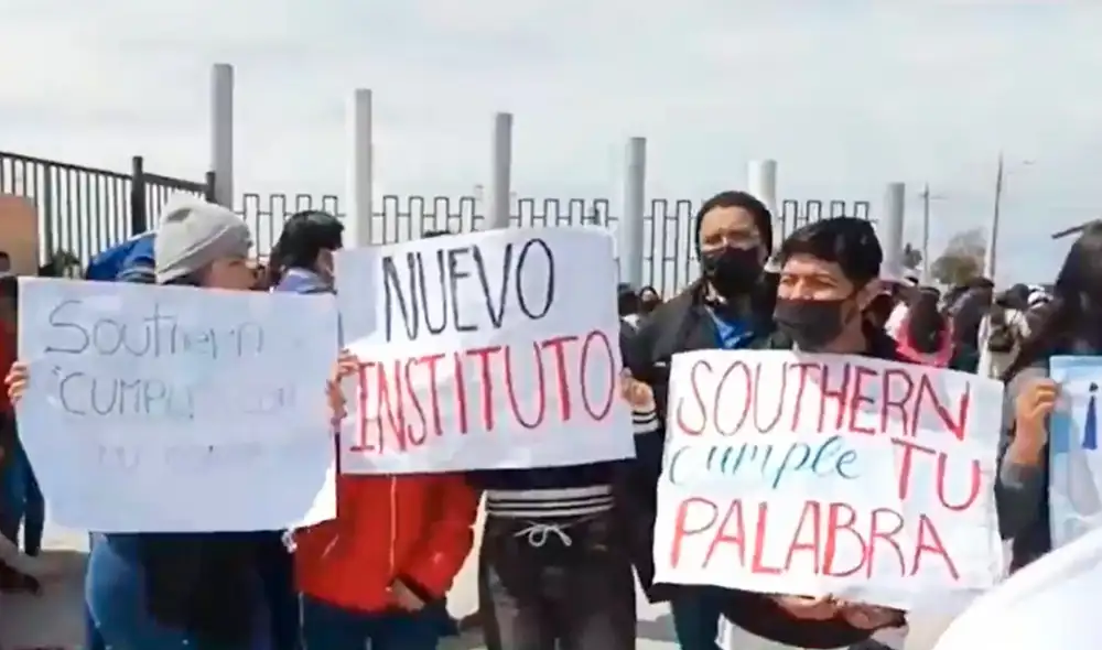 Estudiantes del Instituto Superior Tecnológico Luis E. Valcárcel, acompañados por sus padres de familia, bloquearon la vía férrea de la empresa Southern Perú. Foto: captura de video de Radio Uno