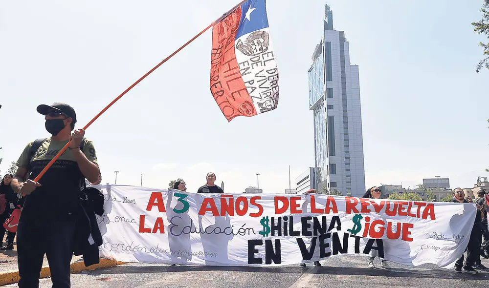 Epicentro. Manifestantes en plaza Italia, Santiago, mantienen sus reclamos que los llevaron a las calles en octubre del 2019. Foto: EFE Epicentro. Manifestantes en plaza Italia, Santiago, mantienen sus reclamos que los llevaron a las calles en octubre del 2019. Foto: EFE