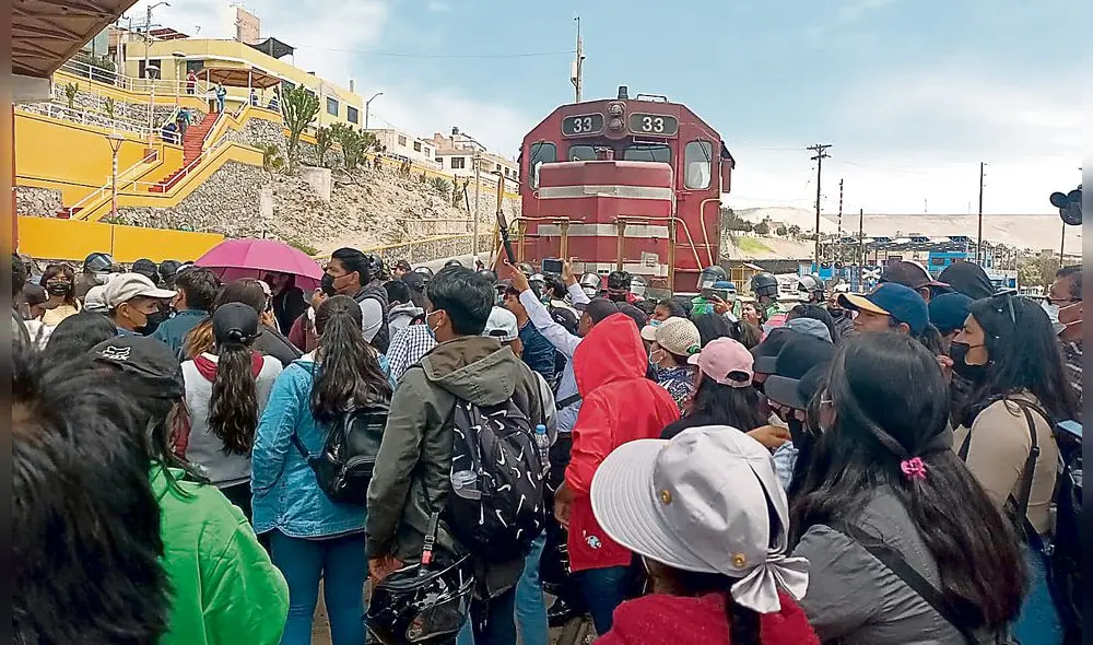 Fuerza. Estudiantes fueron desalojados de la vía por la Policía con bombas lacrimógenas.
