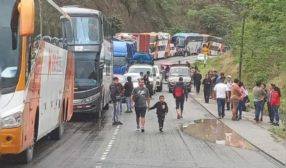Largas filas de vehículos se formaron en las interrupciones. Foto: Noticias Jaén Al Día Largas filas de vehículos se formaron en las interrupciones. Foto: Noticias Jaén Al Día