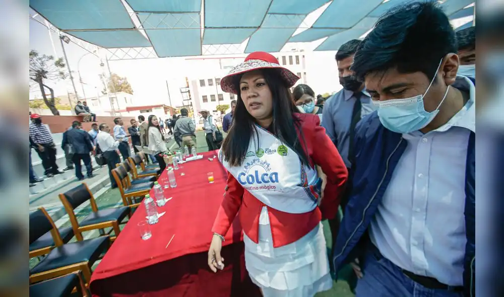 Gobernadora de Arequipa Kimmerlee Gutiérrez junto con gerente general de la región Jorge Suclla dan transferencia de presupuestos a municipios distritales. Foto: Rodrigo Talavera Gobernadora de Arequipa Kimmerlee Gutiérrez junto con gerente general de la región Jorge Suclla dan transferencia de presupuestos a municipios distritales. Foto: Rodrigo Talavera