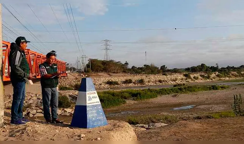 Personal de la ANA registra los hitos colocados a lo largo de 17 kilómetros del río Chancay. Foto: ANA Personal de la ANA registra los hitos colocados a lo largo de 17 kilómetros del río Chancay. Foto: ANA