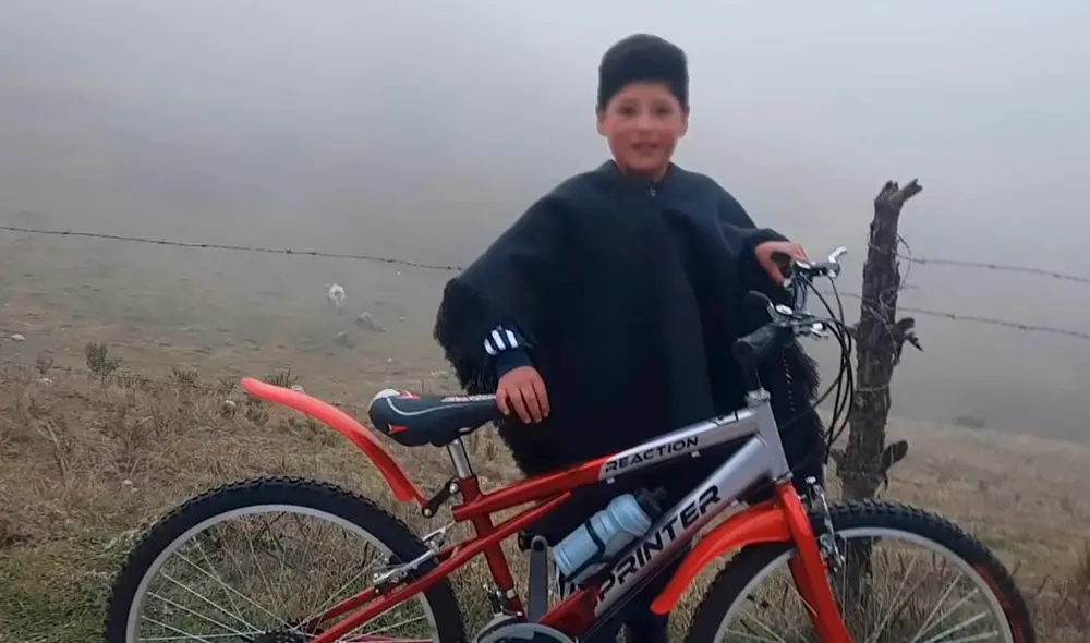 El pequeño Jhon refleja en su rostro la felicidad de tener un medio de transporte para movilizarse. Foto: Chinchanito del Ande