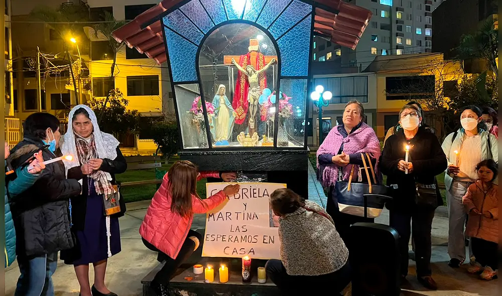 Vecinos rezan al Señor de Los Milagros a espera de buenas noticias. Foto: Raúl Egúsquiza/ URPI-LR