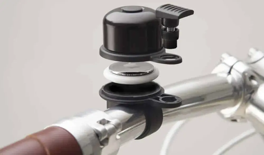 El AirTag de Apple va escondido, así el ladrón no sospechará que la bicicleta puede rastrearse. Foto: Airbell