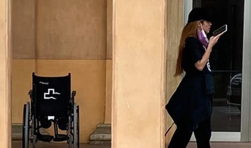 Shakira preocupada mientras ingresa a la clínica en la que se encuentra su padre. Foto: Mamarazzis Shakira preocupada mientras ingresa a la clínica en la que se encuentra su padre. Foto: Mamarazzis