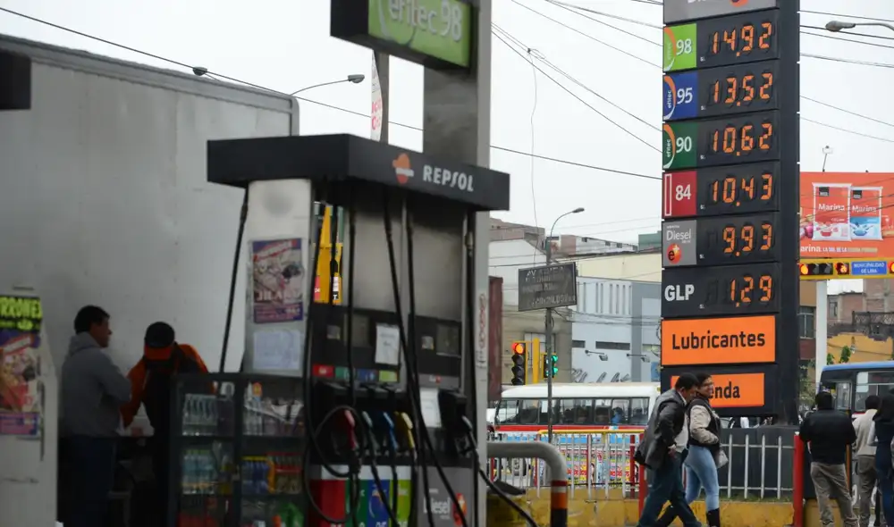 El precio de la gasolina en Perú subió debido a los costos de refinación, la cadena de comercialización y la demanda de combustible mundial, afirman expertos. Foto: Melissa Merino/La República