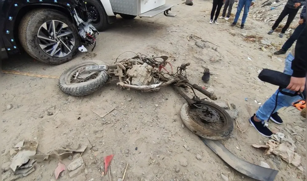 Motocicleta quedó destruida como consecuencia del impacto. Foto: Seguridad Ciudadana Nuevo Chimbote