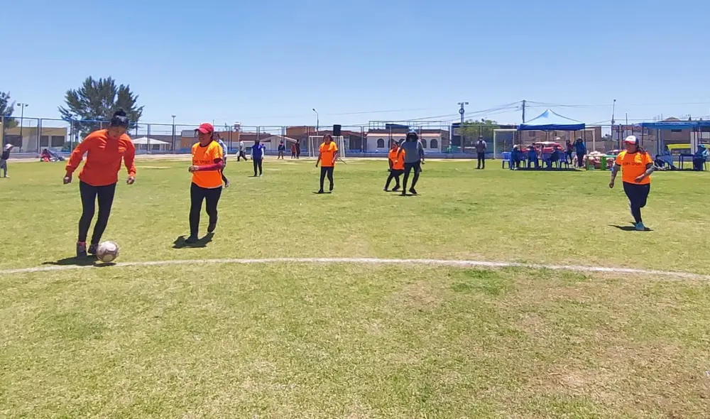 Mujeres, integrantes de 19 ollas comunes, participaron en el encuentro deportivo. Foto: Municipalidad de Cayma Mujeres, integrantes de 19 ollas comunes, participaron en el encuentro deportivo. Foto: Municipalidad de Cayma