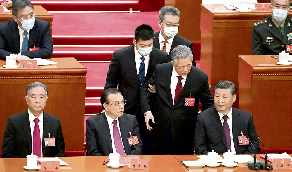 Custodia. Hu Jintao es llevado del brazo ante la presencia del presidente Xi Jinping. Foto: AFP Custodia. Hu Jintao es llevado del brazo ante la presencia del presidente Xi Jinping. Foto: AFP