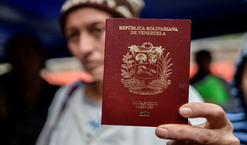 Pasaporte venezolano tiene nuevo costo para los ciudadanos que residan en el extranjero, informó el Gobierno de Nicolás Maduro. Foto: AFP