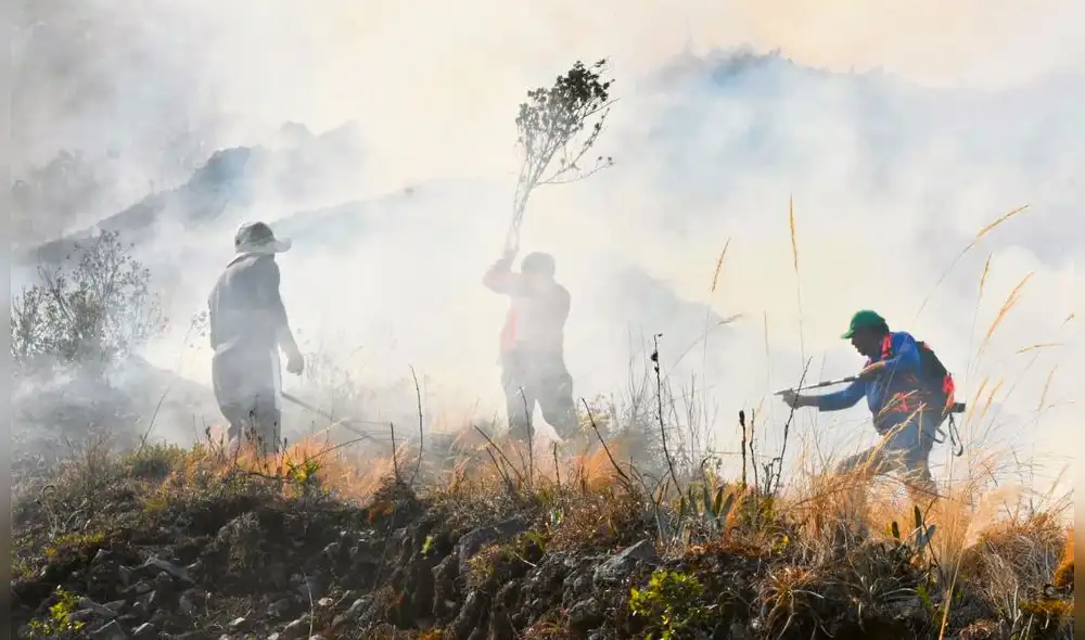 Fuego se hace incontrolable. Foto: La República Fuego se hace incontrolable. Foto: La República