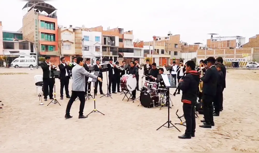 Estudiantes ofrecieron un concierto musical en terreno donde se edificaría su propia sede. Foto: captura de vídeo/TVI Noticias.