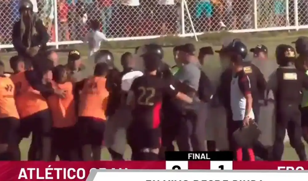 Se armó un tenso momento tras finalizar el encuentro. Foto: captura FPF PLAY Se armó un tenso momento tras finalizar el encuentro. Foto: captura FPF PLAY