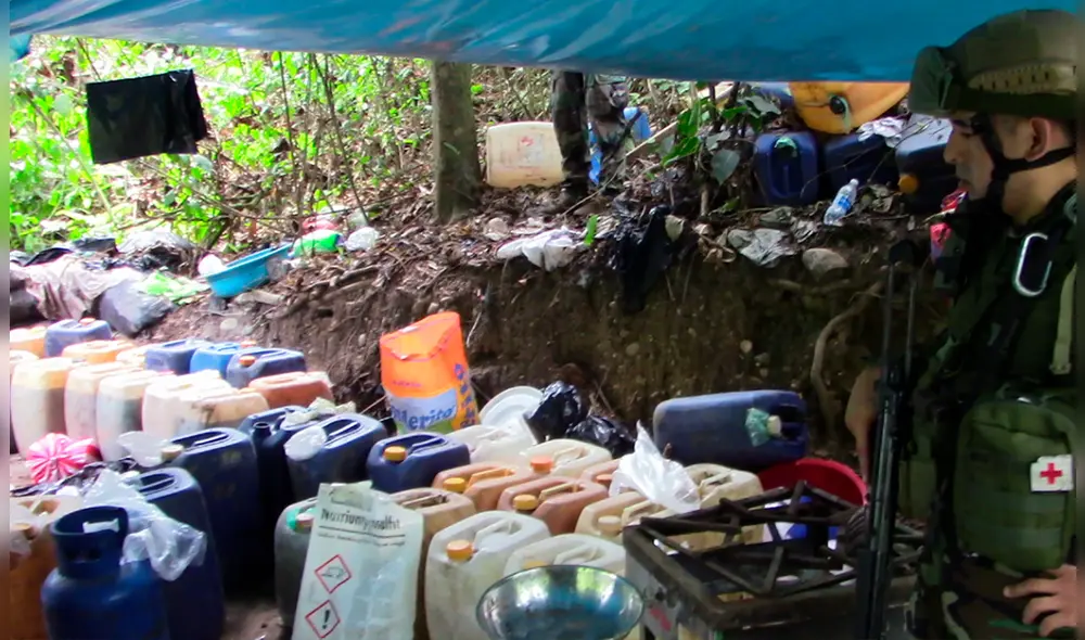 Los narcotraficantes huyeron al escuchar el sonido de los helicópteros y no pudieron evitar la destrucción del laboratorio. Foto: PNP Los narcotraficantes huyeron al escuchar el sonido de los helicópteros y no pudieron evitar la destrucción del laboratorio. Foto: PNP