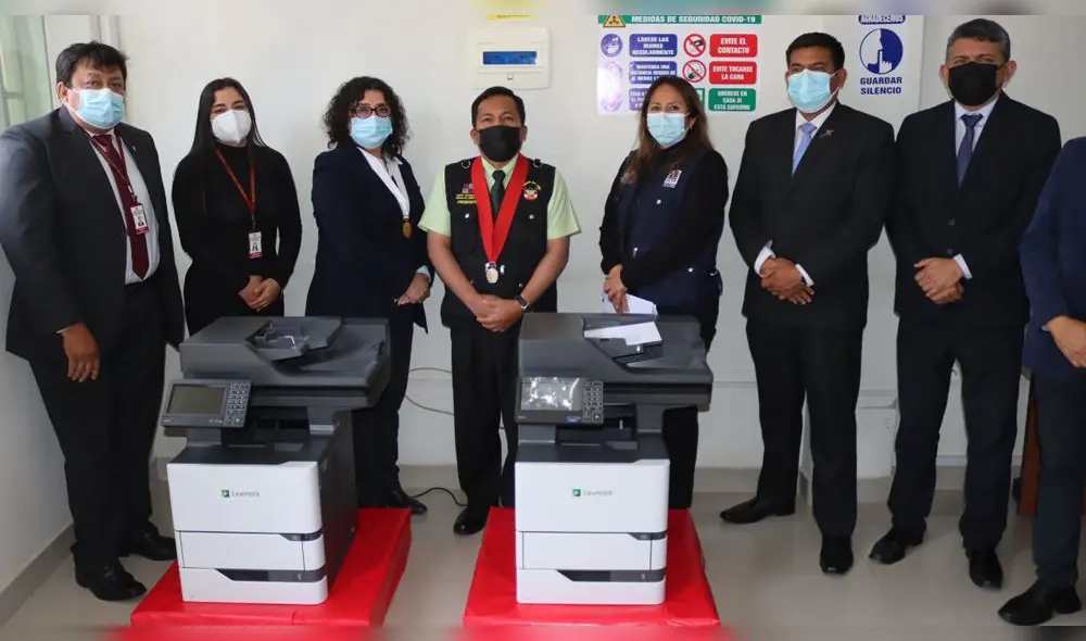 Magistrado Juan Guillermo Piscoya entrega impresoras multifuncionales a la sede de Lambayeque. Foto: CSJL