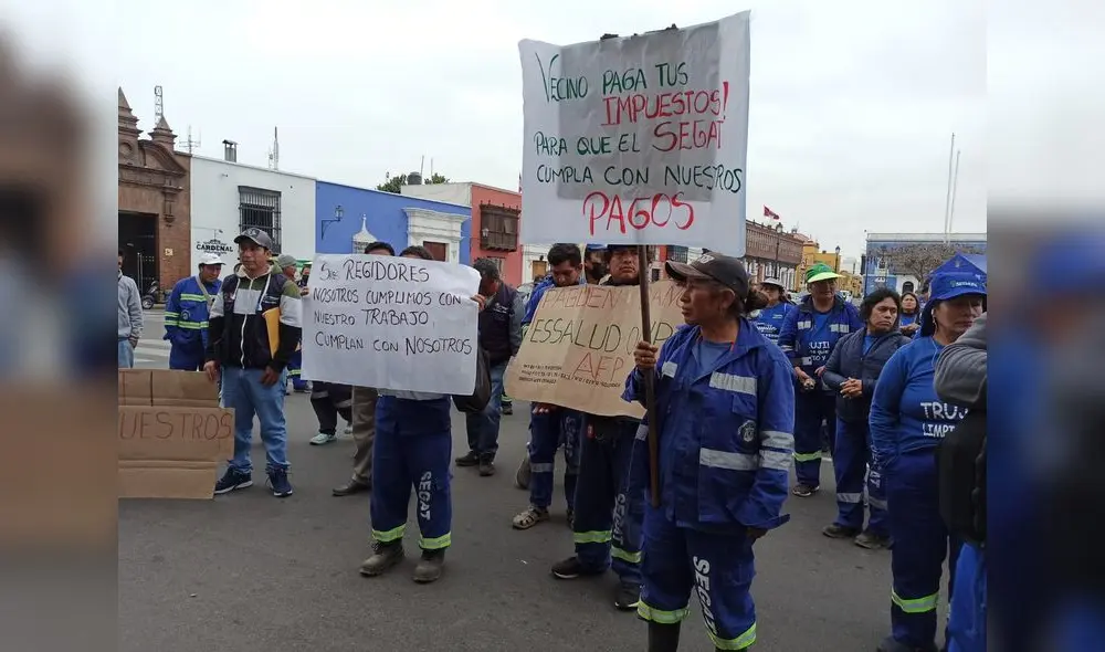 Trabajadores llevaban carteles alusivos a sus reivindicaciones. Foto: Y. Goicochea/URPI-La República Trabajadores llevaban carteles alusivos a sus reivindicaciones. Foto: Y. Goicochea/URPI-La República