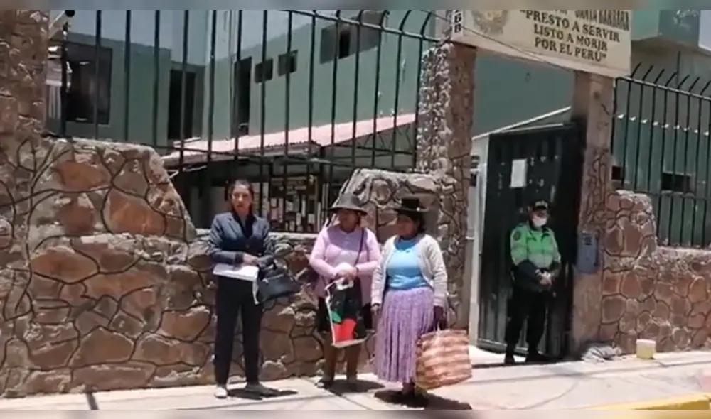 Ambas mujeres, en compañía de su abogada, salen del interior de las instalaciones de la comisaría Santa Bárbara, donde las tuvieron al todo el día. Foto: captura de Fama TV Ambas mujeres, en compañía de su abogada, salen del interior de las instalaciones de la comisaría Santa Bárbara, donde las tuvieron al todo el día. Foto: captura de Fama TV