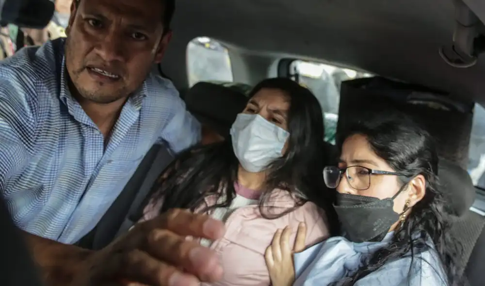 Yenifer Paredes salió del penal de Chorrillos este martes y abordó un auto donde subió raudamente evadiendo a la prensa. Foto: John Reyes/La República Yenifer Paredes salió del penal de Chorrillos este martes y abordó un auto donde subió raudamente evadiendo a la prensa. Foto: John Reyes/La República