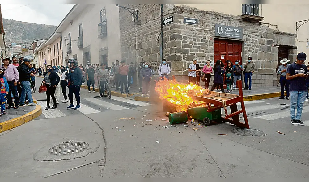 Protesta. Manifestantes realizaron la quema de objetos en la plaza de Armas de Huamanga. Foto: Elías Navarro/ La República Protesta. Manifestantes realizaron la quema de objetos en la plaza de Armas de Huamanga. Foto: Elías Navarro/ La República