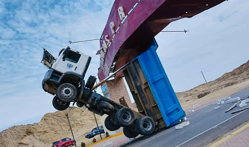 Piura: camión destruyó pórtico de Municipalidad de La Brea Negritos. Foto: Talara TV Piura: camión destruyó pórtico de Municipalidad de La Brea Negritos. Foto: Talara TV