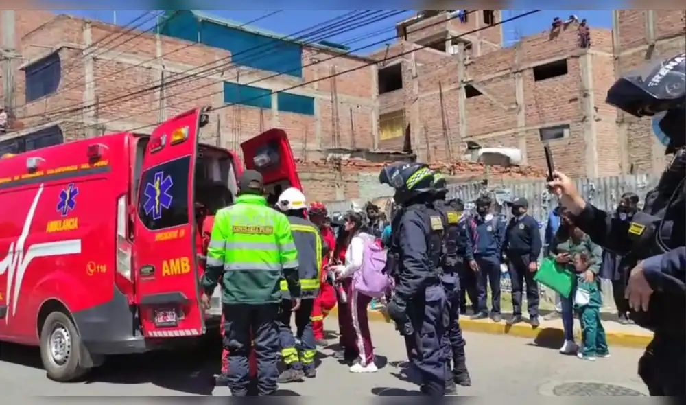 La Compañía de Bomberos y agentes de Serenazgo auxiliaron a las heridas. Foto: La República La Compañía de Bomberos y agentes de Serenazgo auxiliaron a las heridas. Foto: La República