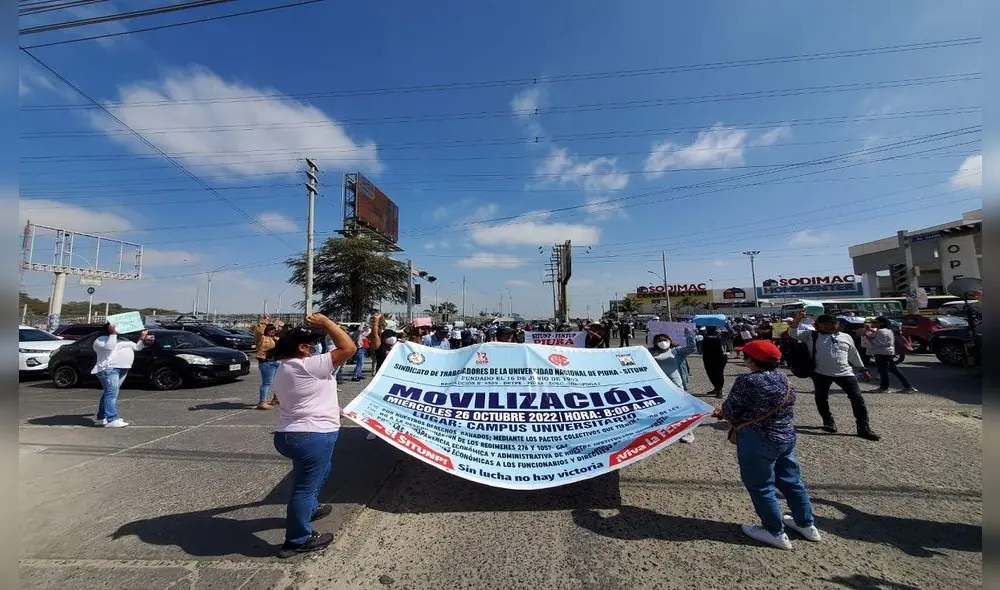 Manifestantes salen a protestar para exigir el cumplimiento de pacto colectivo. Foto: Almendra Ruesta. Manifestantes salen a protestar para exigir el cumplimiento de pacto colectivo. Foto: Almendra Ruesta.