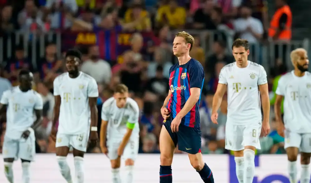 Frenkie de Jong durante el primer tiempo del Barcelona y Bayern. Foto: EFE Frenkie de Jong durante el primer tiempo del Barcelona y Bayern. Foto: EFE