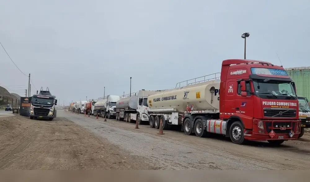 Conductores hacen colas en exteriores de La Pampilla hasta por tres días. Repsol garantiza suministro de combustibles. Foto: URPI Conductores hacen colas en exteriores de La Pampilla hasta por tres días. Repsol garantiza suministro de combustibles. Foto: URPI