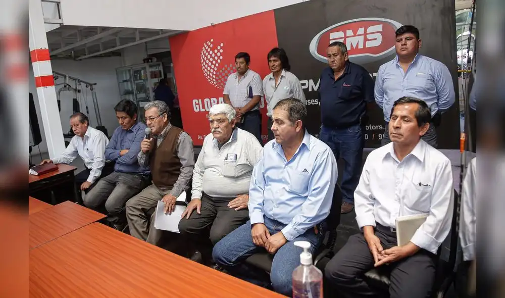 Transportistas que pertenecen al Sistema Integrado de Transportes (SIT) en conferencia de prensa. Foto: Rodrigo Talavera/La República Transportistas que pertenecen al Sistema Integrado de Transportes (SIT) en conferencia de prensa. Foto: Rodrigo Talavera/La República