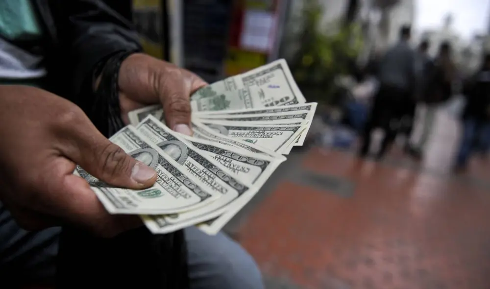 Precio del dólar hoy, jueves 27 de octubre de 2022, en los bancos peruanos y el mercado paralelo. Foto: AFP Precio del dólar hoy, jueves 27 de octubre de 2022, en los bancos peruanos y el mercado paralelo. Foto: AFP