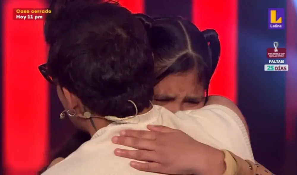 Ezio Oliva yendo a consolar a la concursante de "La voz kids". Foto: Latina