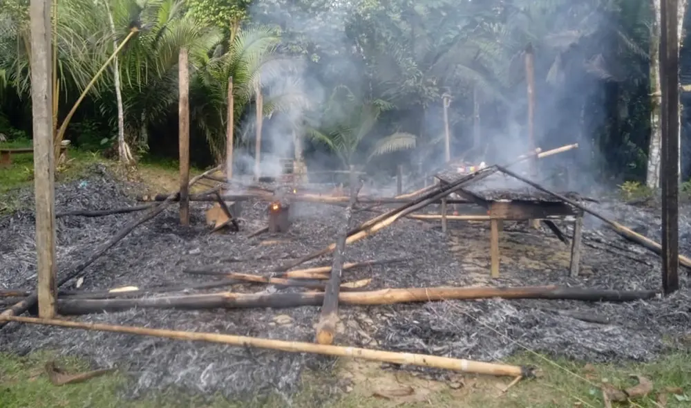 Los materiales rústicos que conformaban la oficina de la asociación ayudaron al avance del fuego. Foto: Radio Marañon