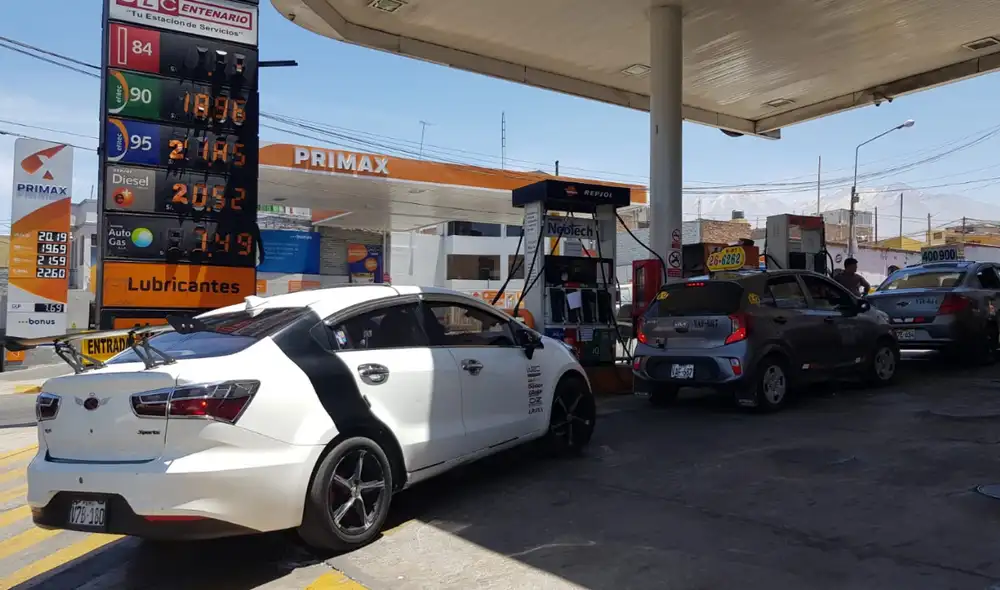 Taxistas de Arequipa buscan el precio más económico de combustible. Foto: Wilder Pari/La República Taxistas de Arequipa buscan el precio más económico de combustible. Foto: Wilder Pari/La República