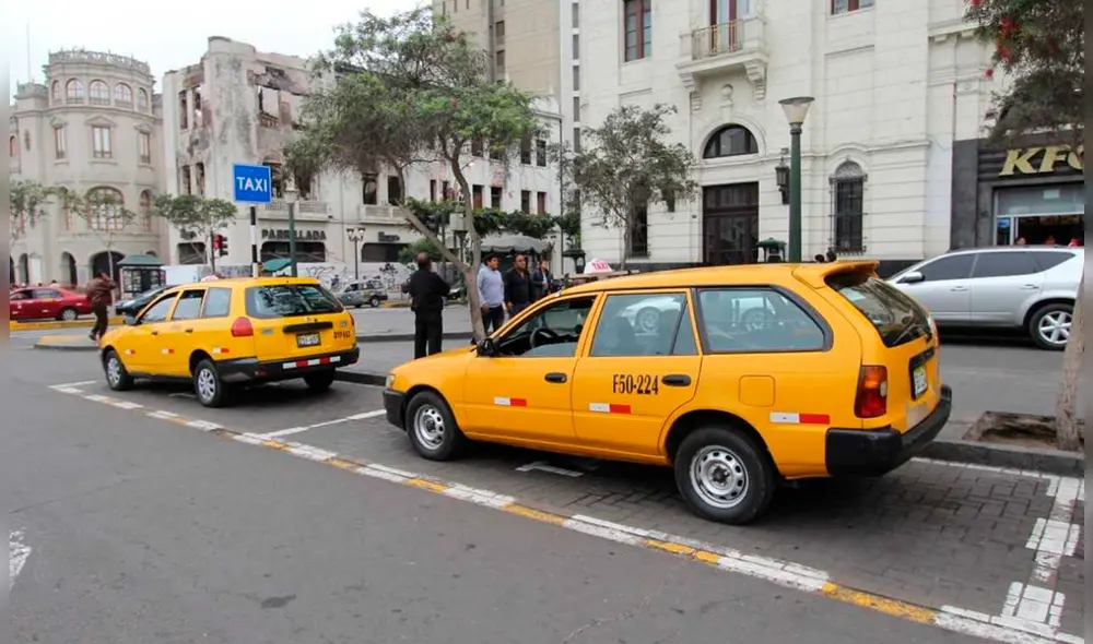 El aplicativo móvil ATU Taxi permitirá a los usuarios ver en tiempo real su desplazamiento y compartirlo con sus allegados. Foto: Andina