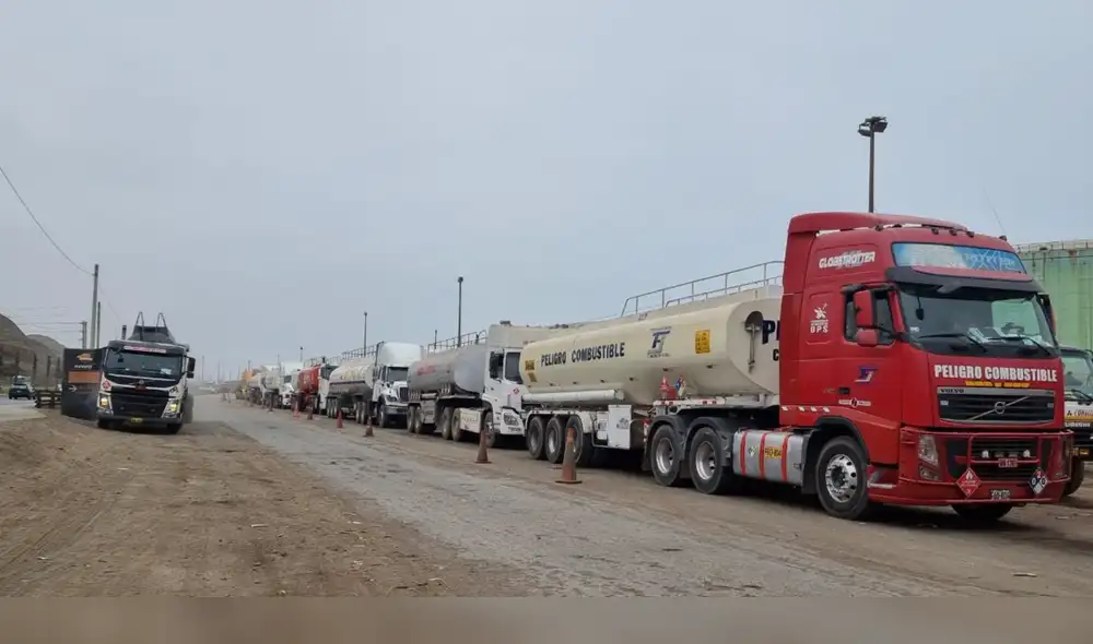 Conductores tuvieron que recurrir a centros particulares ante desabastecimiento de Petroperú. Foto: Mary Luz Aranda-URPI-LR Conductores tuvieron que recurrir a centros particulares ante desabastecimiento de Petroperú. Foto: Mary Luz Aranda-URPI-LR