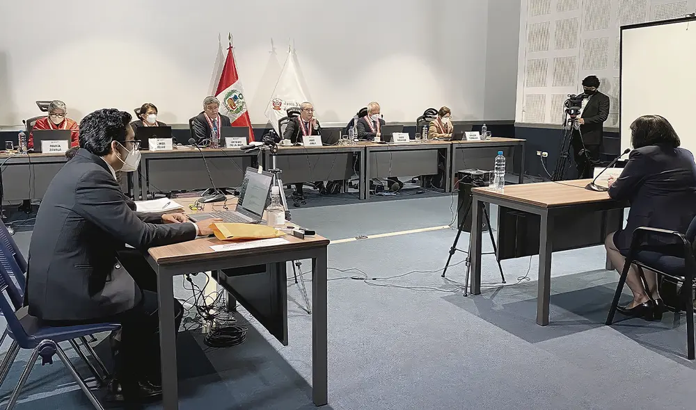 Al concluir la entrevista personal, la Junta se retira a deliberar y votar si ratifica a los jueces o no. Se requieren 5 votos de 7 para no ratificar. Foto: difusión Al concluir la entrevista personal, la Junta se retira a deliberar y votar si ratifica a los jueces o no. Se requieren 5 votos de 7 para no ratificar. Foto: difusión