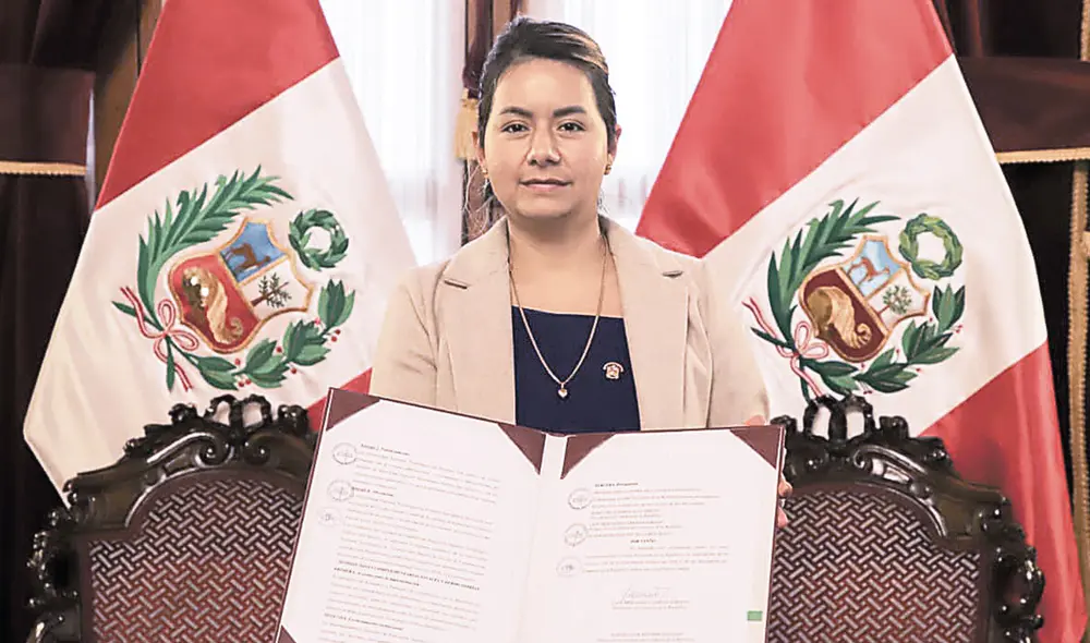 Congresista y la autógrafa. Tania Ramírez logró que se apruebe su proyecto de crear una nueva universidad sin tener la opinión del MEF ni del Minedu. Foto: difusión