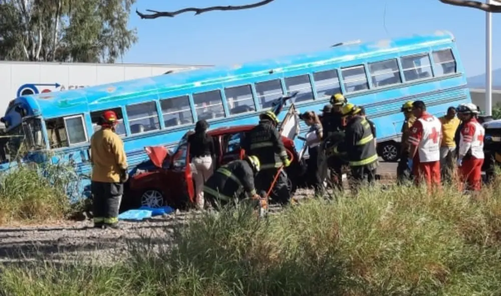 Los 2 menores hijos tuvieron que recibir respiración RCP de parte de pobladores que encontraron accidente. Foto: difusión/El Universal