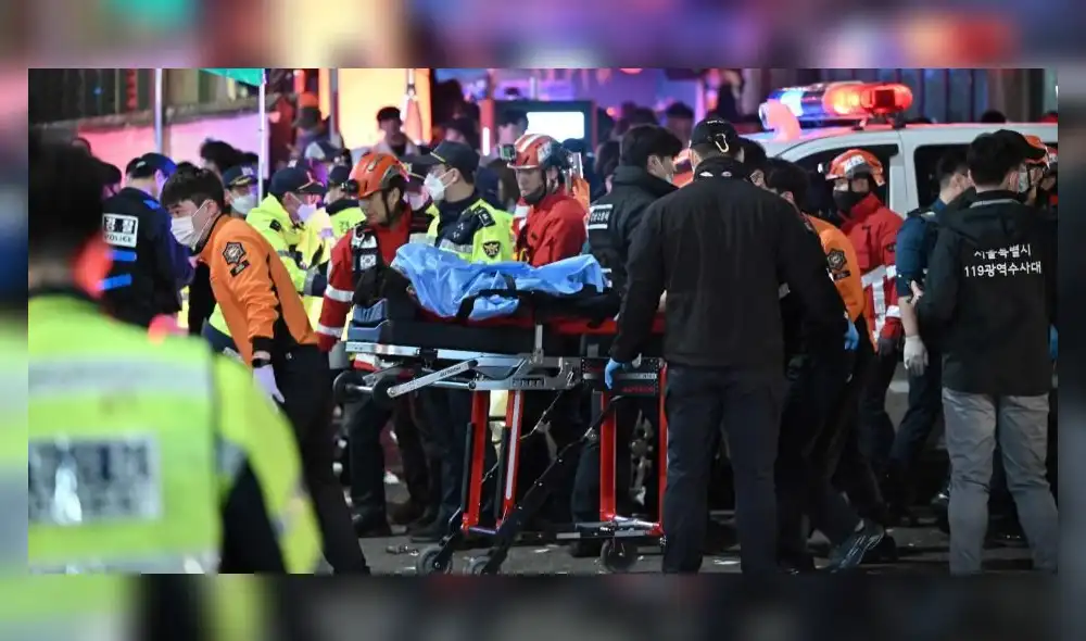 Paramédicos surcoreanos atendiendo a los afectados. Foto: AFP