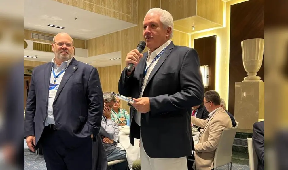 El director de La República, Gustavo Mohme Seminario, recibió de manos del presidente de la SIP, Jorge Canahuati, la distinción.