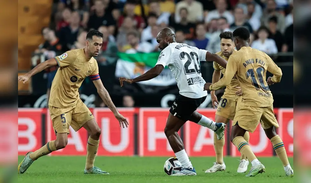 Sergio Busquets lucha el balón con Dimitri Foulquier del Valencia CF. Foto: EFE Sergio Busquets lucha el balón con Dimitri Foulquier del Valencia CF. Foto: EFE