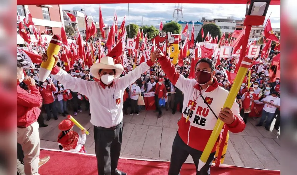 Pedro Castillo, Vladimir Cerrón y simpatizantes de Perú Libre en la campaña del 2021.