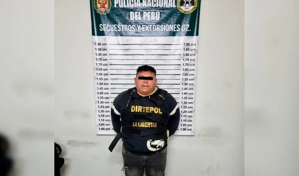 Al detenido se le encontró un sobre manila con los billetes usados para pagar la extorsión. Foto: PNP Al detenido se le encontró un sobre manila con los billetes usados para pagar la extorsión. Foto: PNP