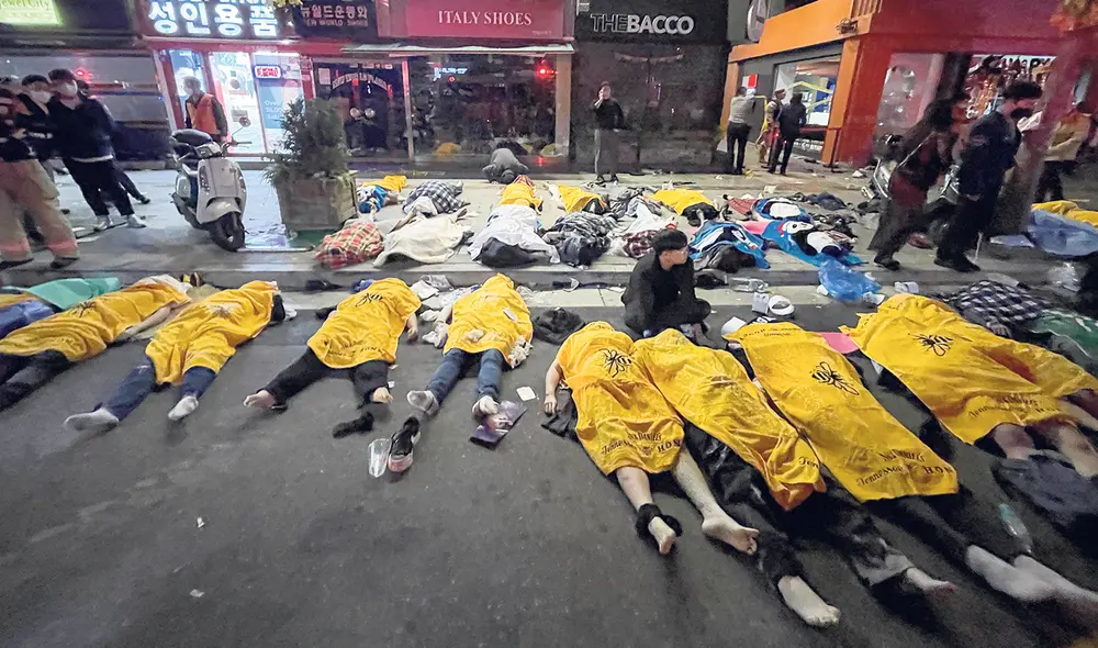 Víctimas. Cadáveres a lo largo de una vía en el distrito Itaewon de Seúl después de una estampida durante las fiestas de Halloween.