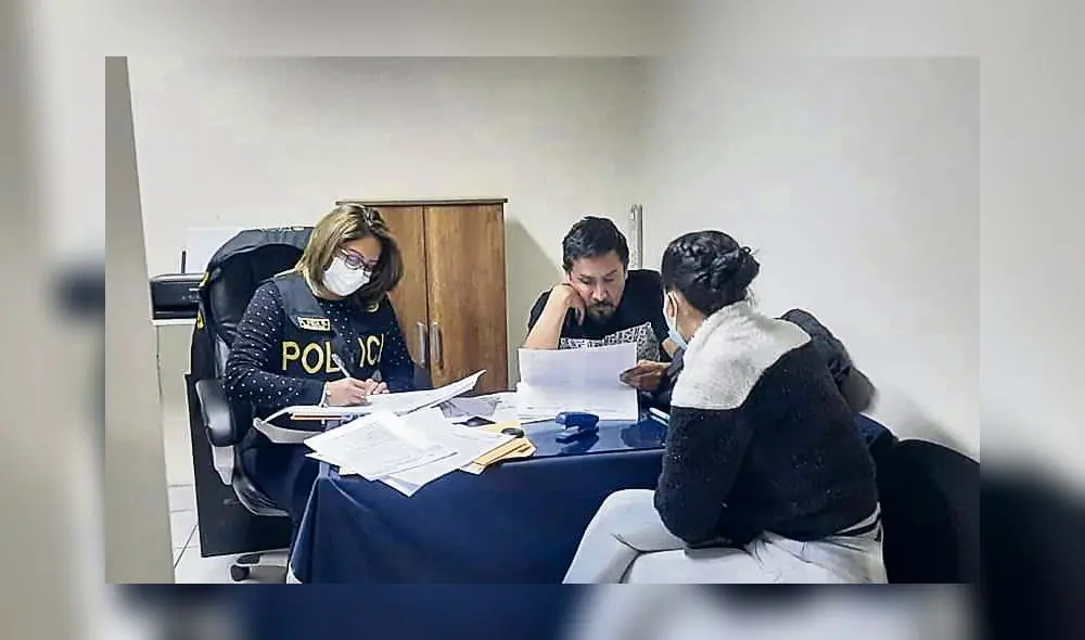 23 de octubre de 2021. Cáceres es conducido a una comisaría para que brinde su información personal. Contra él pesaba una orden de detención. Foto: La República 23 de octubre de 2021. Cáceres es conducido a una comisaría para que brinde su información personal. Contra él pesaba una orden de detención. Foto: La República