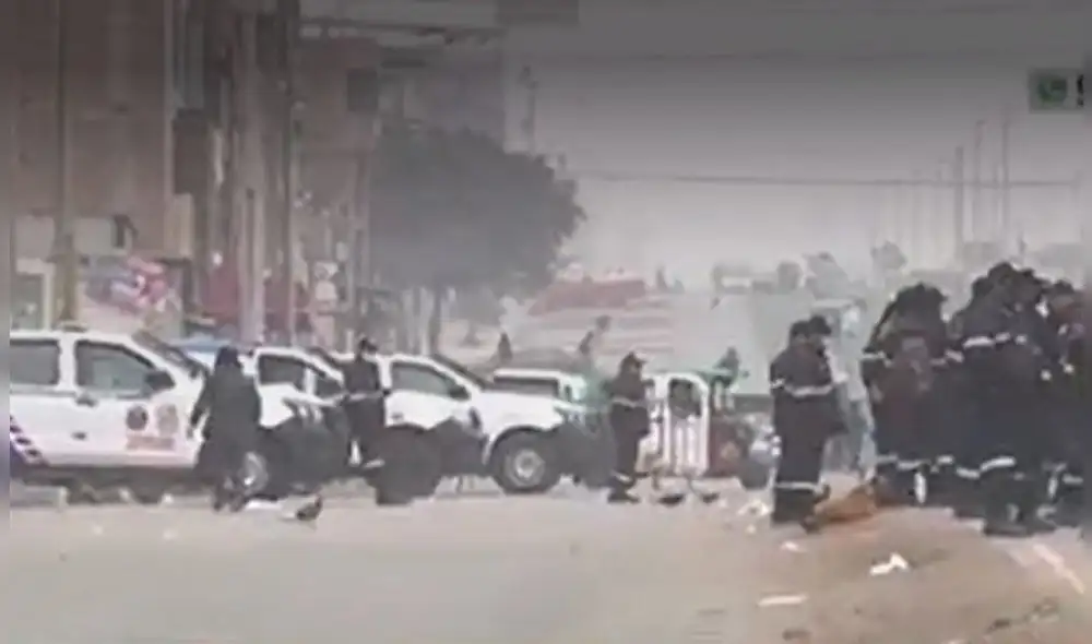 Las autoridades no permiten que los comerciantes vendan sus productos en la vía auxiliar de la avenida José Carlos Mariátegui. Foto: captura América Noticias