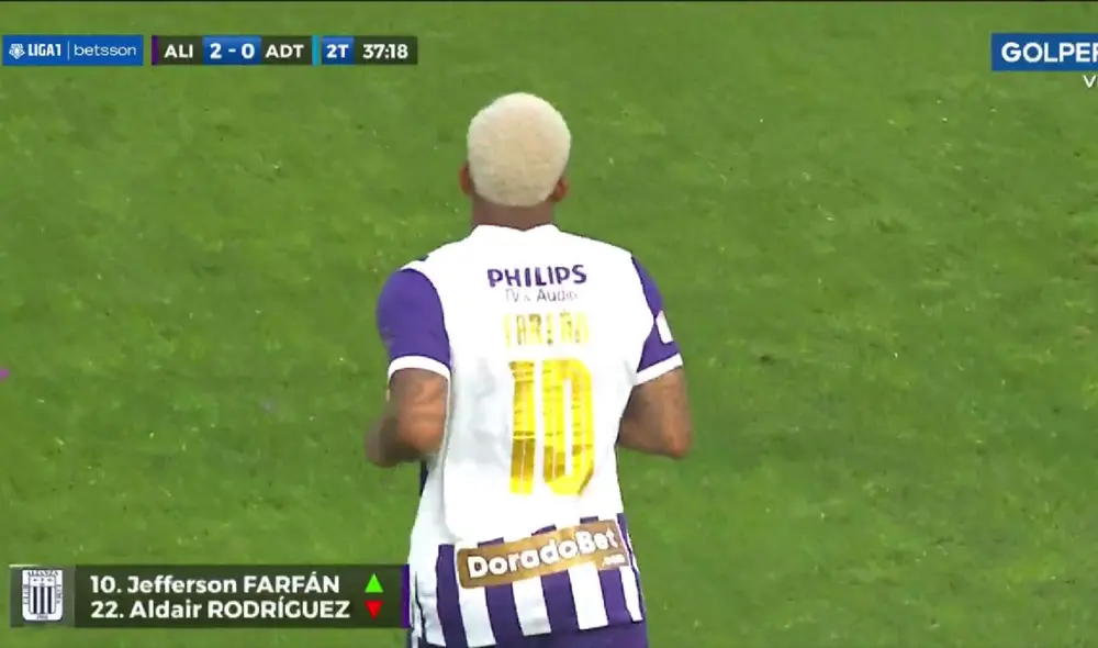 Farfán ingresa al campo. Foto: captura Gol Perú