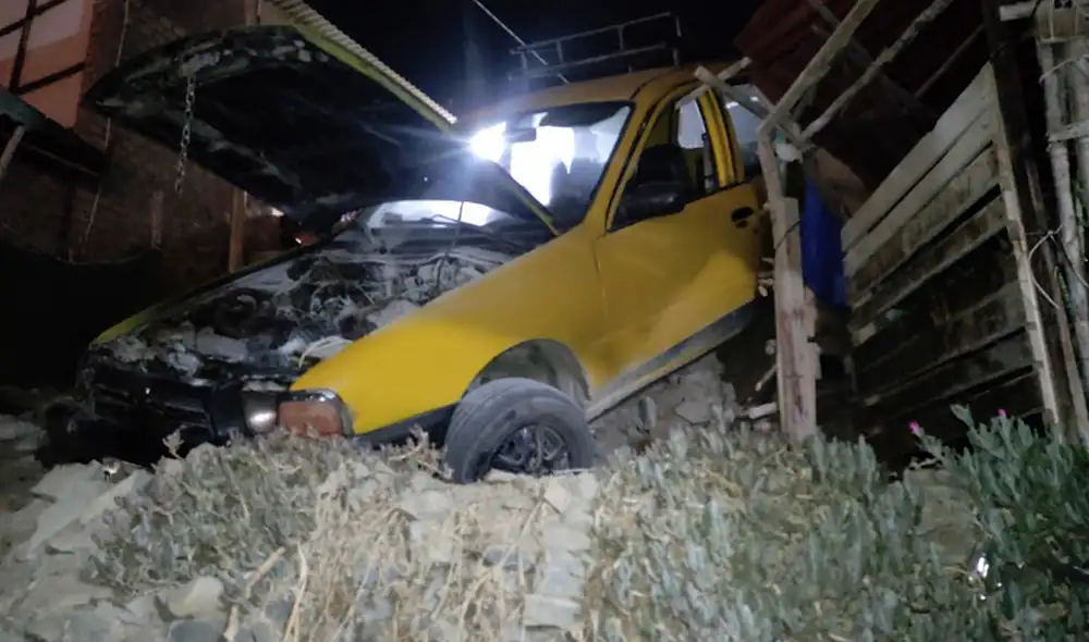 El vehículo de color amarillo quedó dentro de la vivienda de material rústico. Foto: RSD Chimbote